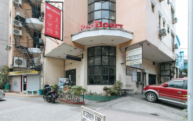 RedDoorz near Quirino Station