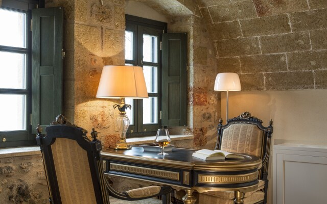 Moni Emvasis Luxury Suites