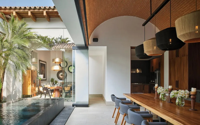 Singular Signature Residences