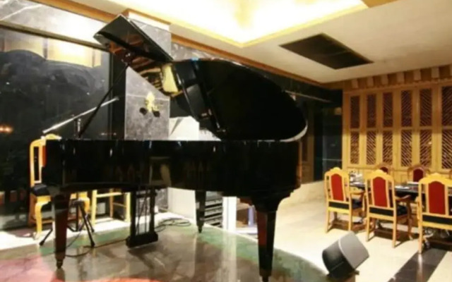 13 Coins Ngamwongwan Hotel