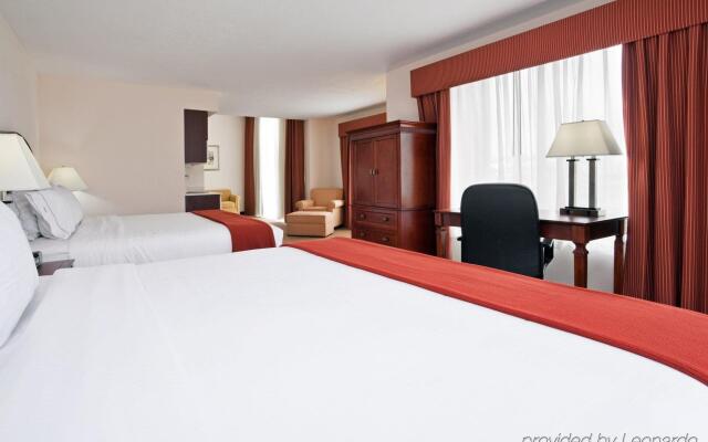 Holiday Inn Express & Suites Detroit - Farmington Hills, an IHG Hotel