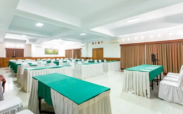 RedDoorz Plus near Alun Alun Karanganyar
