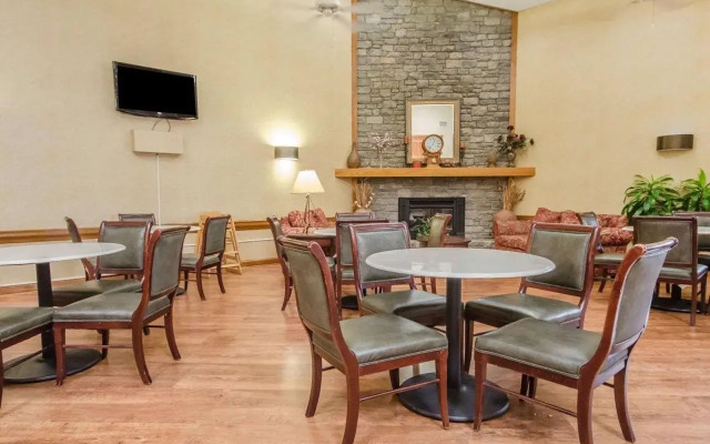 Clarion Pointe Louisville East