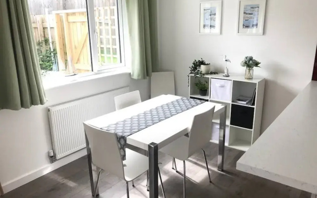 Beautiful Refurbished Home - Short Walk to the Beach