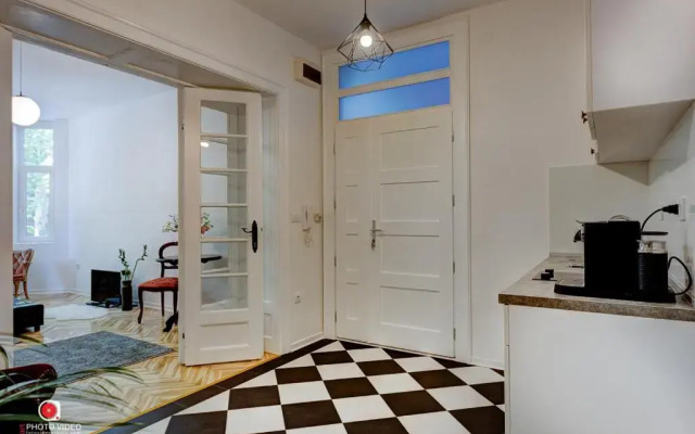 Class Vintage Apartment