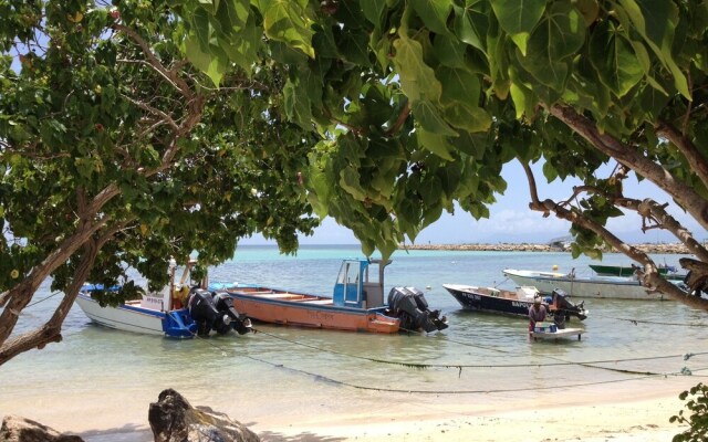 Ti. Maanga vue mer et pieds dans l'eau