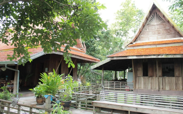 Thai Teak House Garden Homestay