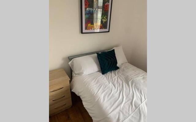 Big 6 bed house w/ 5 double beds WIFI and Netflix