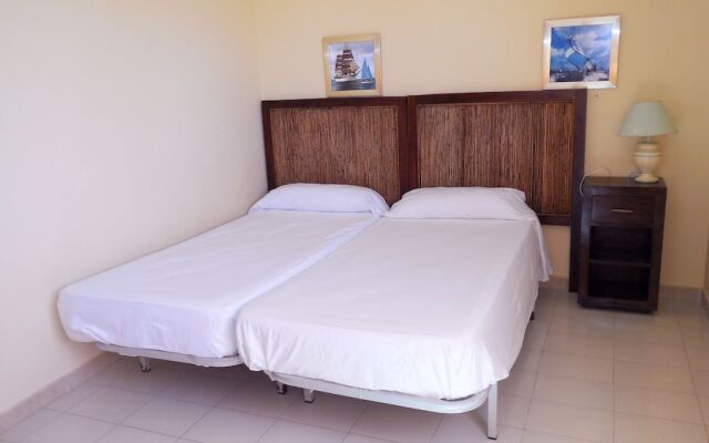 Apartamentos Playa Romana 3000