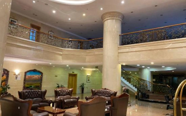 Yili Huacheng Hotel (Liuxing Street)