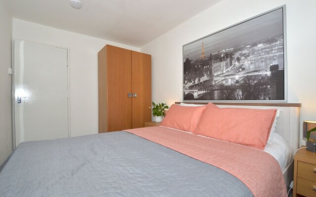Charming 5-bed House in City Center and Car Park