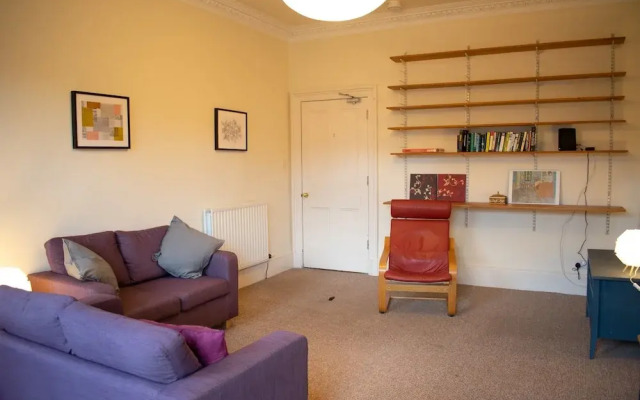 Traditional 3 Bedroom Apartment in Central Edinburgh