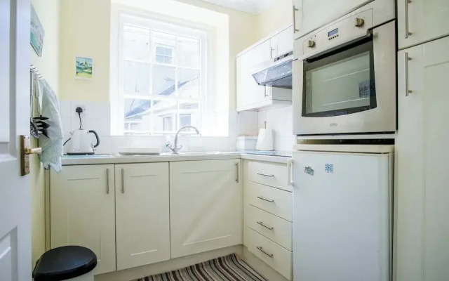 5 Belle Vue Court - 2 Bedroom Apartment - Tenby