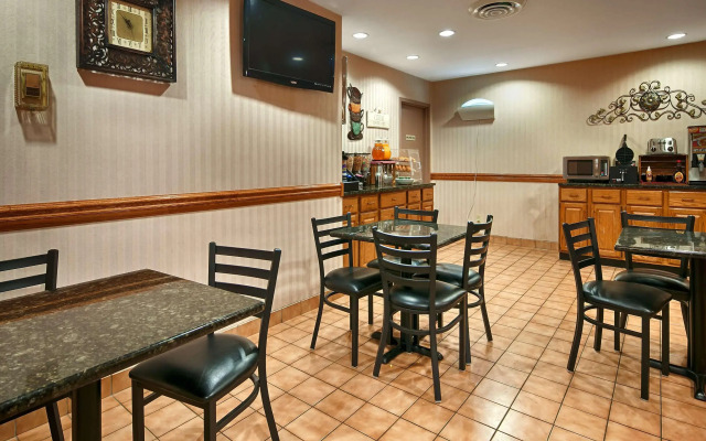 Baymont by Wyndham Chester IL Hotel