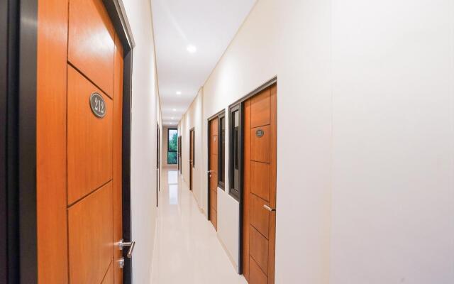 Capital O 449 The Colins