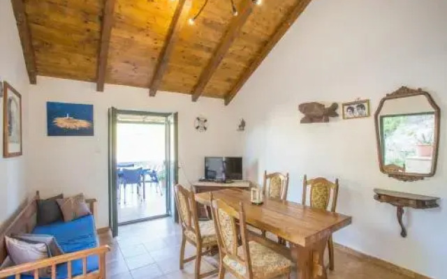 Holiday House Macic