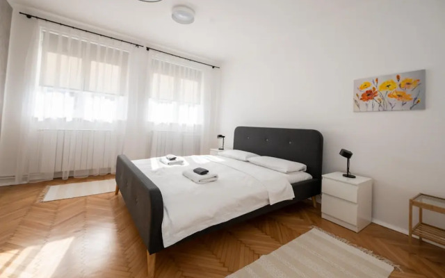 Sunny 1bdr Apartment Near City Center
