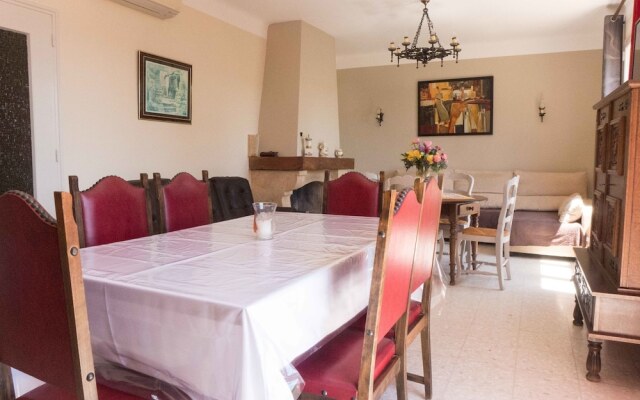 Attractive Villa in Roquemaure With Swimming Pool