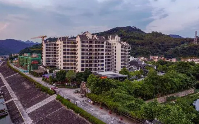 Zhenyangxia Scenic Area Theme Inn