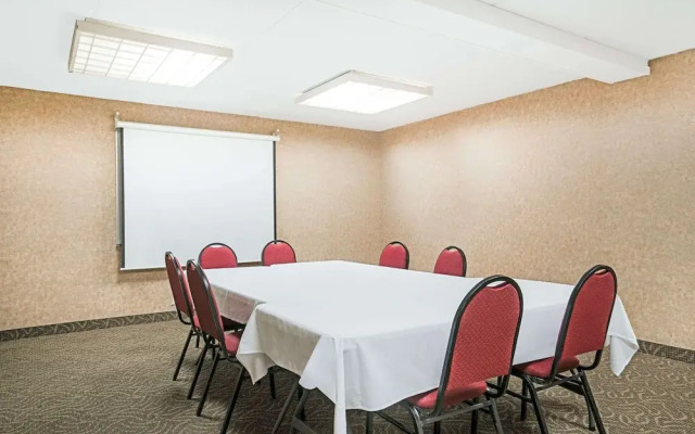 Ramada Plymouth Hotel And Conference Center