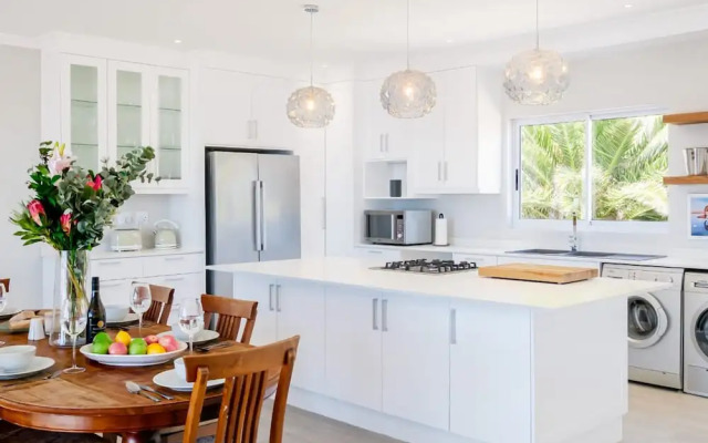 Elegant Apartment w Ocean Views Quenera Apartment