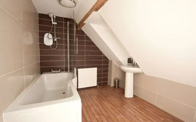 8 Bedroom Beach House, in Bournemouth and hot tub