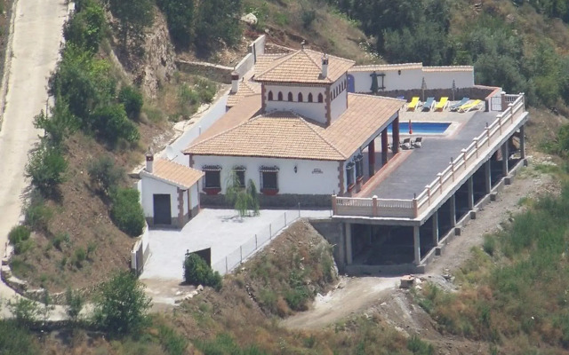 Spacious Villa in Sayalonga with Jacuzzi