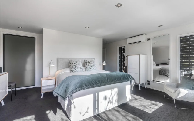 Taonga with panoramic sea views