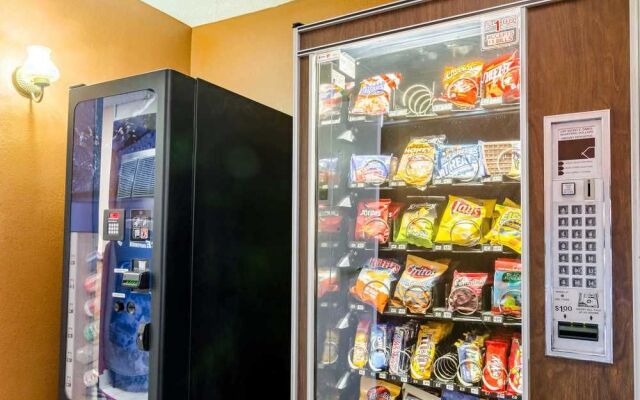 Econo Lodge Junction City I-70 Near Fort Riley