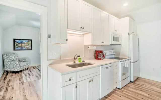 2 Mi to Town: Castle Rock Retreat w/ Fireplace!