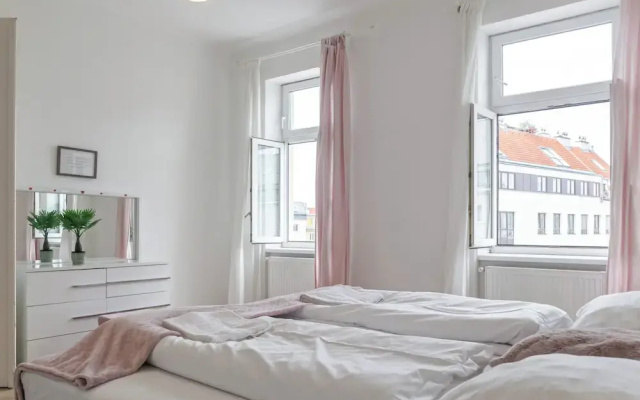 Elegant Room Shared Apt Heart of Vienna