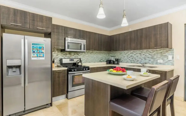 Amazing 2BR 2BA Condo Great Location w Pool GYM