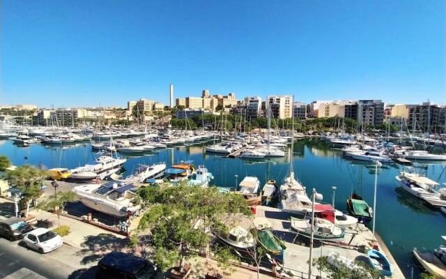 Bright and Central 2 Bedroom With Harbour View