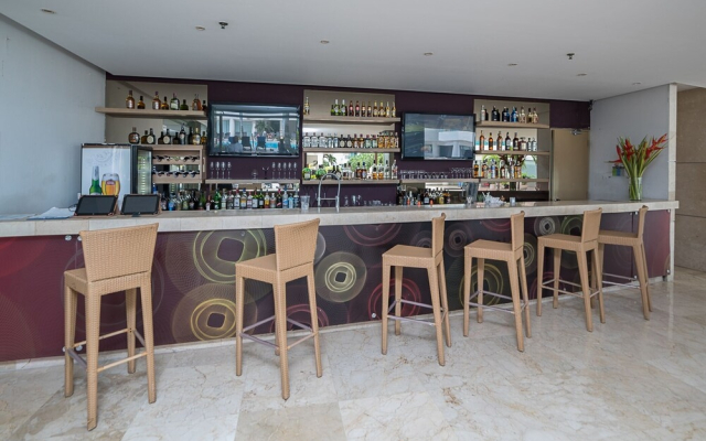 Deluxe Condo W Amenities & Beach