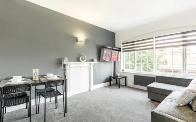Luxury 3-Bed Apartment Near To London With Parking
