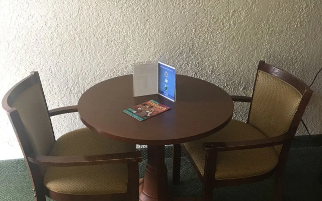 Parkside Hotel & Suites