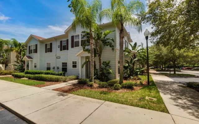 4 Bedrooms S / Lucaya Village Townhouse by RedAwning