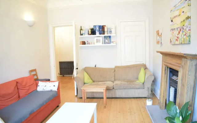 Bright 2 Bedroom Apartment in Edinburgh