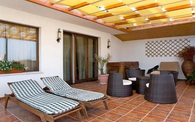 Meta Beach Budjet Hotel