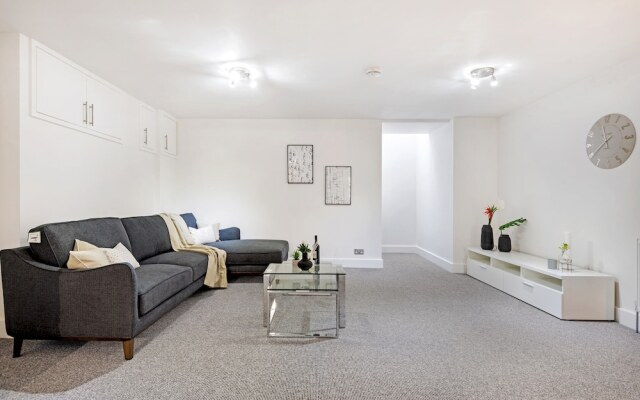Modern Kensal Green Apartment