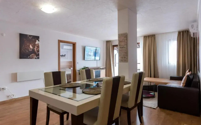 Modern & Cozy 2BD Apartment with Mountain View