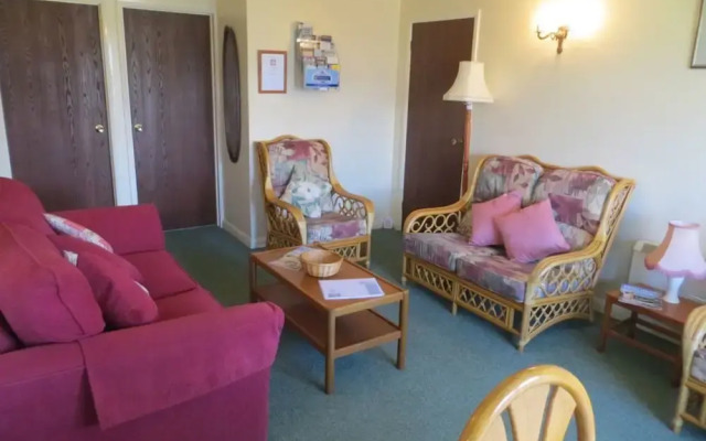 Midway Apartment, Close to Beach