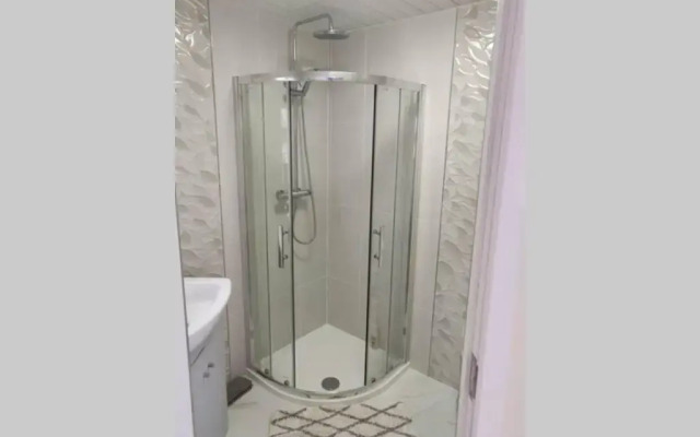 Luxury apartment in Birmingham with free parking.