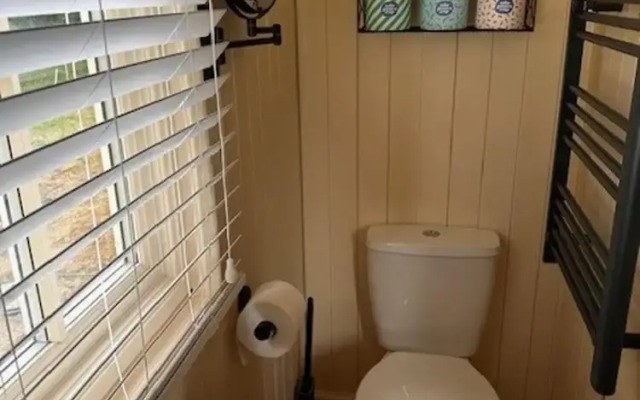 Shepherdshut-cotswolds-petfriendly-woodburner