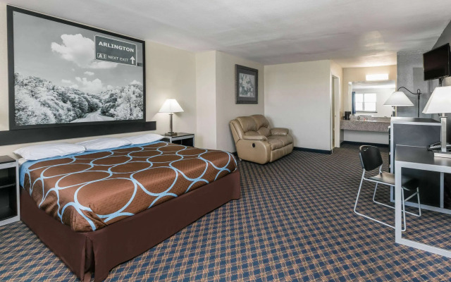 Super 8 by Wyndham Arlington Near AT&T Stadium