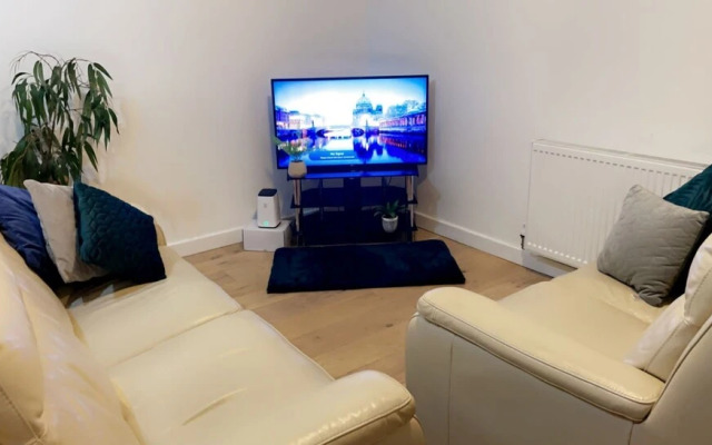 Inviting 2-bed Apartment in Wakefield Charming