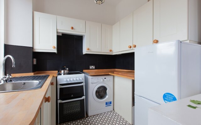 3 Bedroom Flat Near Leith