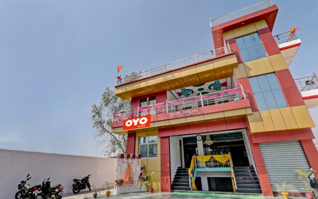 Oyo 84015 Guru Krapa Marriage Lawn