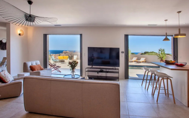 Superb Villa With Pool and sea View