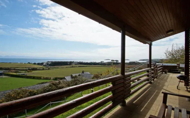 Holiday Home Uwch y Castell